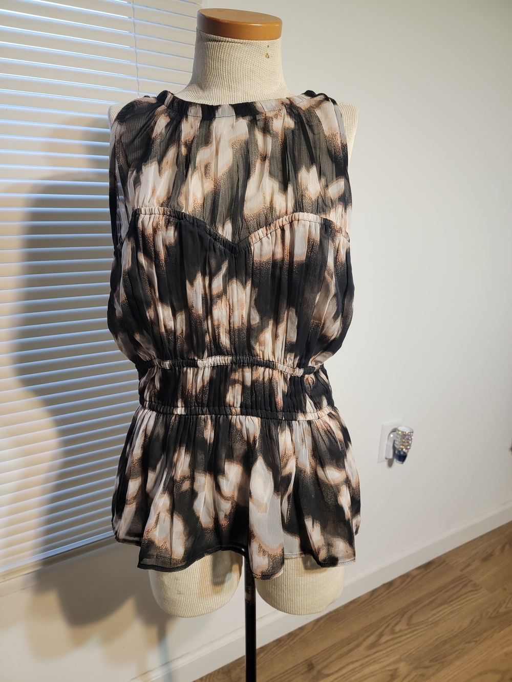 Old Navy Sleeveless Ruffled Waist Peplum Top in Black and Cream